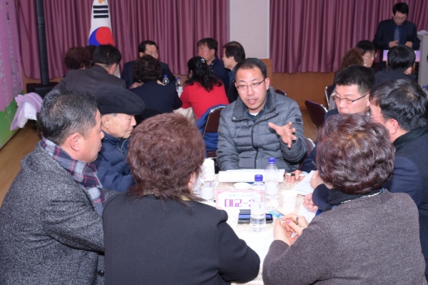 지난 21일 여수시 대교동 주민들이 동 주민자치센터에서 게장골목 교통불편 문제 해결을 위해 토론하고 있다.