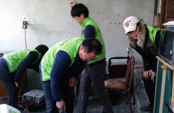 지난 25일 여수시청 행복나누미 봉사팀이 덕충동 홀몸노인 자택을 찾아 청소를 하고 있다.