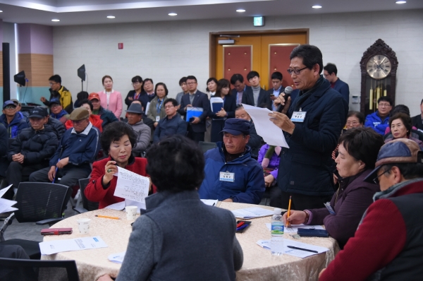 지난 9일 여수시 동문동의 한 주민이 동문동우체국에서 열린 주민 토론회에서 ‘행복천사마을 만들기’에 대한 의견을 발표하고 있다.