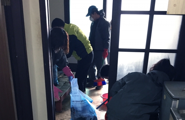 지난 9일 여수시 미평동 지역사회보장협의체 위원들이 한 홀몸노인 주택에서 대청소를 하고 있다.