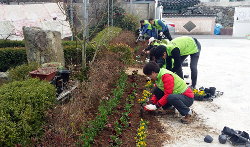 지난 18일 여수시청 행복나누미 봉사팀이 여천동 행복한 집을 찾아 봄꽃 식재 봉사활동을 하고 있다.