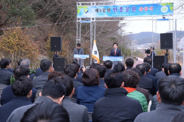 20일 전라선 옛 기찻길 만흥공원 준공식에서 주철현 여수시장이 축사를 하고 있다.