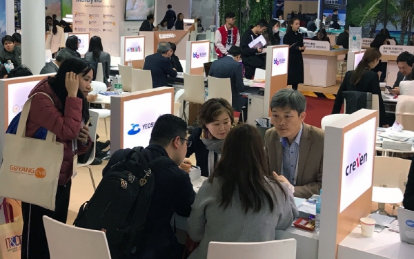 지난 22일 여수시 공무원들이 중국 상해에서 열린 ‘IT&CM China’에 참석해 여수의 MICE 우수성을 홍보하고 있다.