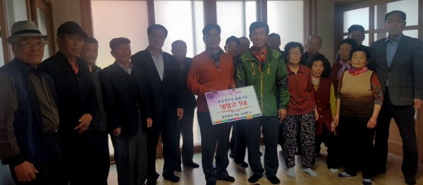 김재환 여수 웅천목재 대표는 지난 27일 용량이 적은 냉장고로 불편을 겪고 있는 시전동 웅남경로당 어르신들을 위해 100만 원 상당의 냉장고를 후원했다.
