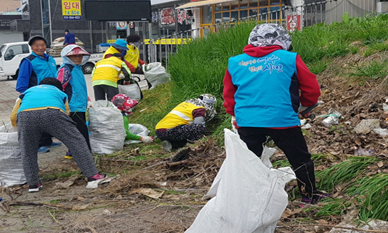 4일 여수시 월호동 주민과 노인일자리 참여자, 공무원 등이 공한지에 방치된 쓰레기를 수거하고 있다.