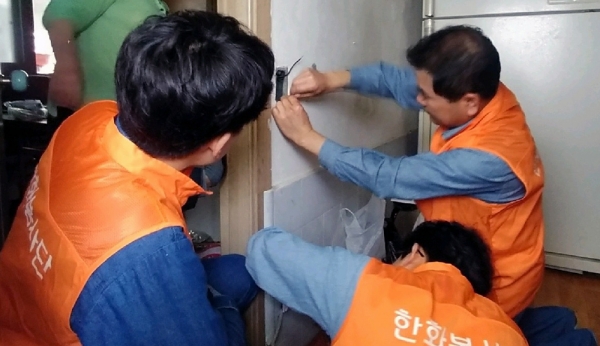지난 4일 한화케미칼 여수공장 가전서비스 봉사단원들이 여수 남산동의 한 홀몸노인 자택에서 전기수리 봉사활동을 하고 있다.