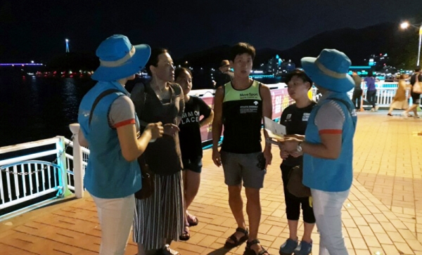 지난해 여수시 문화관광해설사들이 종포해양공원에서 관광객들의 문의에 대응하고 있다.