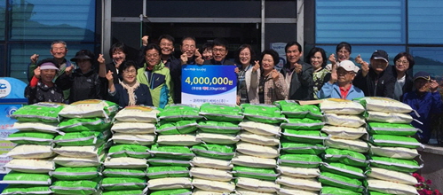 지난 11일 코리아월드써비스㈜ 관계자들이 여수시 중앙동 주민센터에 400만 원 상당의 쌀을 후원하고 있다.