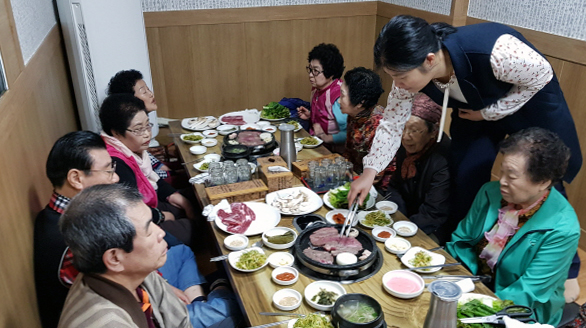 지난 10일 여수시 문수동 어르신들이 문수동 함평한우에서 곽영근 대표가 마련한 점심을 드시고 있다.