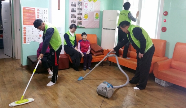 지난 15일 여수시청 행복나누미 봉사팀이 문수동 사랑의 동산을 찾아 청소 봉사활동을 하고 있다.