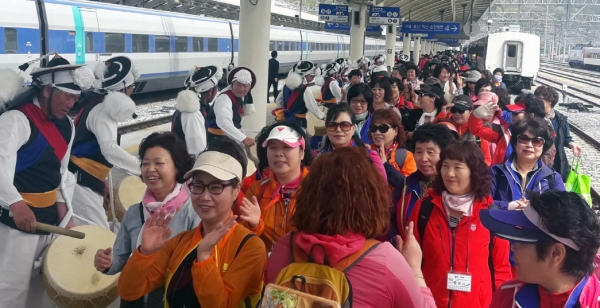 지난 17일 특별열차를 타고 여수엑스포역에 도착한 구미 인동농협 여성단체회원들이 환영공연을 보며 즐거워하고 있다.