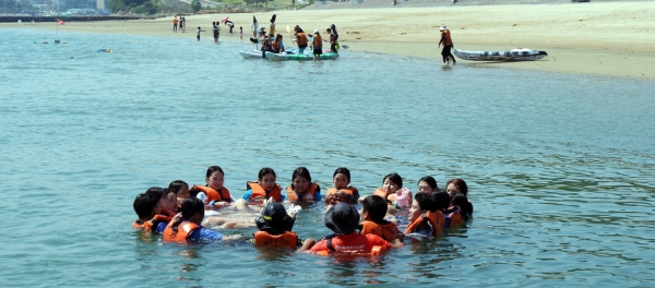 지난해 여수 청소년 해양아카데미 참여자들이 생존수영법을 배우고 있다.