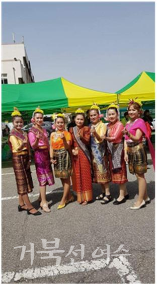 ▲ 태국 전통 의상을 입은 축제 참가자 ผู้เข้าร่วมงานร่วมแต่งชุดไทย