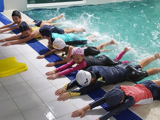 지난해 여수지역 초등학생들이 생존수영 교육과정에 참여해 물 적응하기 훈련을 하고 있다.