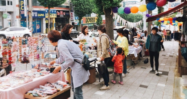 지난 1일 여수시 여서동 주민들이 여문1로에서 열린 꽃보다 프리마켓 판매물건을 둘러보고 있다.