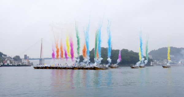 지난해 5월 여수 종포해양공원 앞 해상에서 제51회 여수거북선축제 해상수군출정식이 펼쳐지고 있다.
