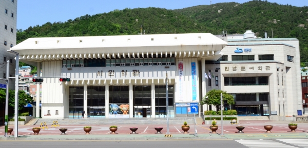 여수 시민회관과 진남문예회관 모습