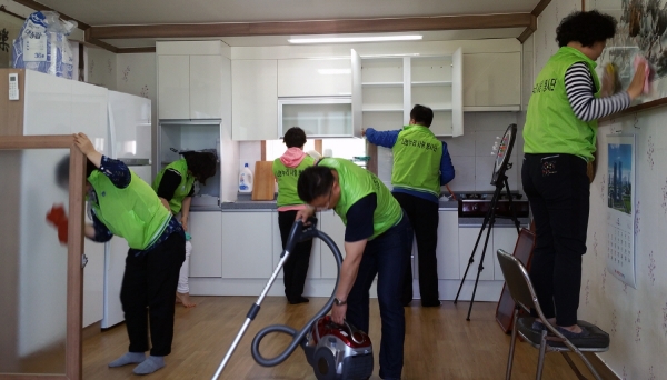 지난 13일 여수시청 행복나누미 봉사팀이 돌산 계동마을회관에서 청소 봉사활동을 하고 있다.