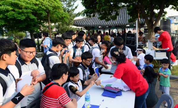 지난해 5월 여수시의 생생문화재 사업에 참여한 학생들이 진남관에서 전통책 만들기 체험을 하고 있다.