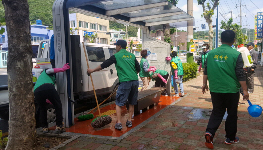 지난 21일 여수시 충무동 새마을지도자들이 관내 버스승강장을 청소하고 있다.