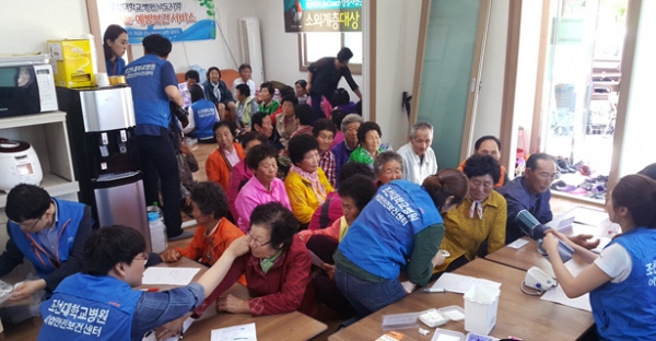 지난 25일 조선대병원 어업안전보건센터 의료진들이 여수 남면 두모리 마을회관에서 의료봉사활동을 하고 있다.