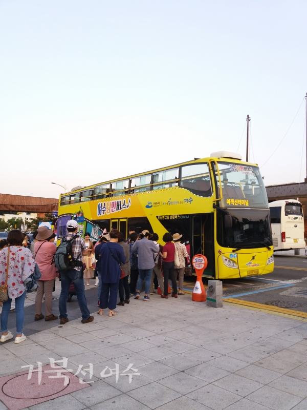 낭만버스, 시간을 달리는 버스커 탑승을 기다리는 승객들