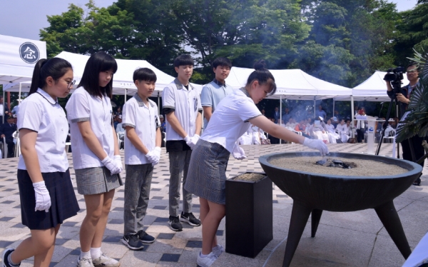 6일 오전 여수시 자산공원에서 열린 제63회 현충일 추념식에서 학생들이 분향하고 있다.