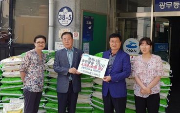 지난 7일 김완식 코리아월드써비스㈜ 회장(왼쪽 두 번째)이 조계윤 광림동장에게 400만원 상당의 쌀(20㎏) 95포를 후원하고 있다. 광림동은 쌀을 어려운 이웃을 위해 사용할 계획이다.