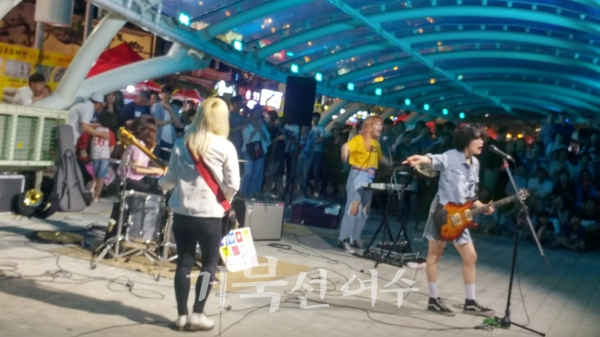 "워킹애프터유"라는 여성밴드그룹의 공연모습