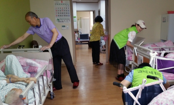 지난 17일 여수시청 행복나누미 봉사팀이 여천요양원에서 입소 어르신들의 안부를 묻고 있다.