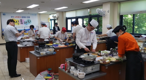지난 16일 여수 낭만포차 운영자 선정 음식품평회가 열린 여성문화회관 조리실에서 참가자들이 음식을 만들고 있다.