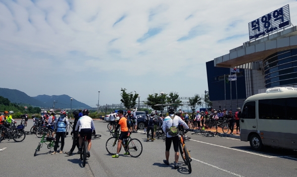 지난 23일 에코레일 자전거열차가 여수 덕양역에 도착한 가운데 자전거 동호인들이 열차에서 내려 라이딩 준비를 하고 있다.