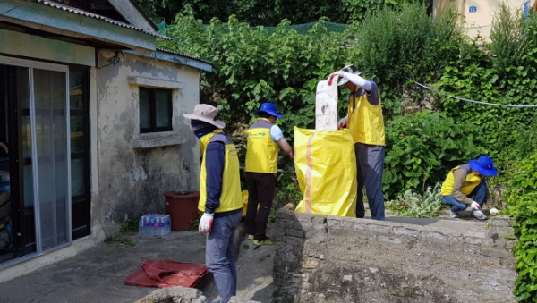 지난 25일 여수시 삼산면사무소 공무원들이 몸이 불편한 홀몸노인 자택을 찾아 집안 곳곳을 청소하고 있다.