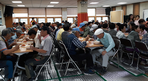 지난달 29일 여수시 동문동 어르신들이 주민센터에서 환경공해추방운동 호남본부와 GS칼텍스가 마련한 국밥을 드시고 있다.