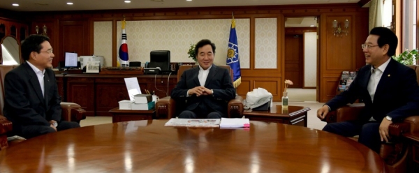 11일 오후 권오봉 여수시장(왼쪽)이 김영록 전남지사(오른쪽)과 함께 국무총리공관에서 이낙연 총리를 예방하고 있다.