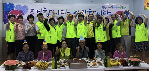 지난 12일 여수시 중앙동 지역사회보장협의체 위원 등이 홀로 사는 어르신들의 생신을 축하하고 있다.