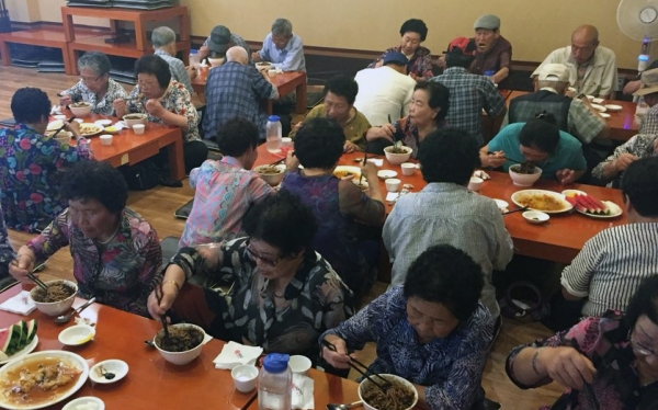 지난 16일 여수시 충무동 어르신들이 웅천동 고고차이나 식당에서 이영준 대표가 마련한 점심을 드시고 있다.
