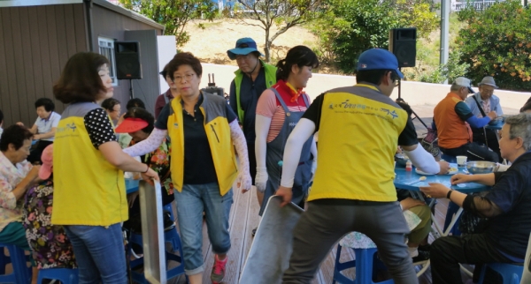 지난 14일 여수시청 행복나누미팀이 성산공원 사랑해 빨간밥차 봉사활동에 참여해 어르신들에게 음식을 배식하고 있다.