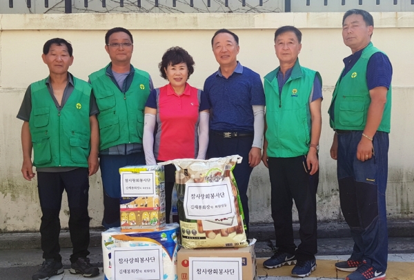 지난 15일 여수 참사랑회봉사단 후원물품을 주민들에게 전달하고 있는 서재풍 충무동장(왼쪽 네 번째)과 새마을협의회원 모습