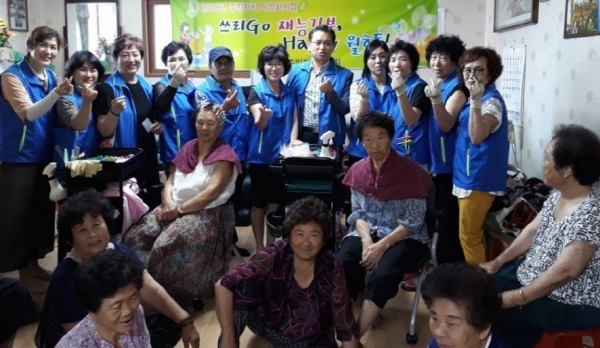 지난 19일 여수시 생금경로당에서 ‘쓰리 GO 재능기부’ 활동을 펼치고 있는 월호동 주민자치위원 모습