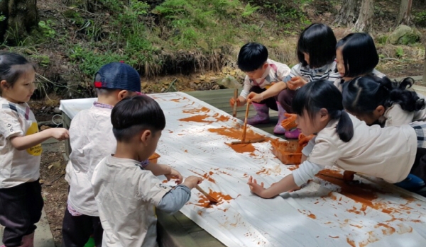 여수시의 유아숲 체험 프로그램 모습