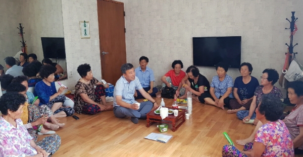 지난 24일 이창선 만덕동장이 관내 경로당을 방문해 어르신들에게 폭염 건강관리를 당부하고 있다.