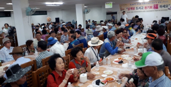 지난 25일 여수시 대교동 어르신들이 봉산동 영락교회에서 지역사회보장협의체가 주관한 삼계탕 나눔 행사가 열리고 있다.