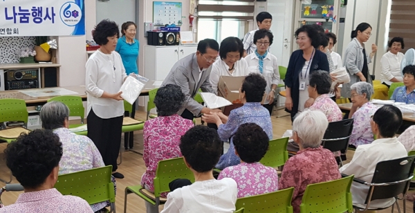 지난 24일 한국생활개선회여수시연합회원들이 여수 소라 죽림 공감노인센터에서 어르신들에게 생활복을 선물하고 있다.