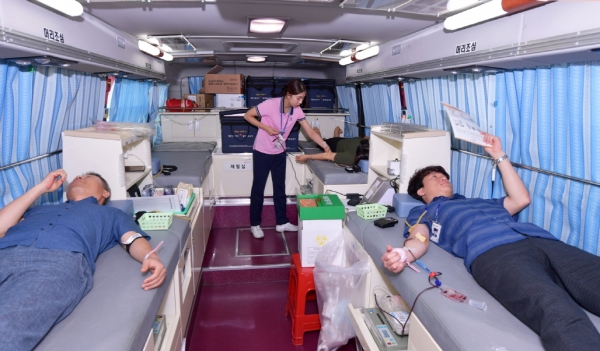 7일 오전 여수시청 현관 이동헌혈차량에서 시 공무원들이 생명 나눔 문화 확산을 위해 헌혈하고 있다.