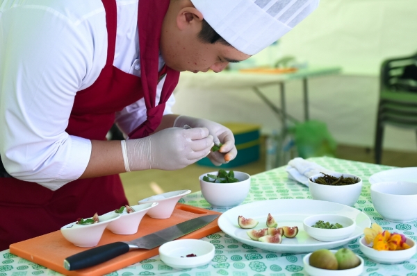 지난해 제1회 전국 여수 수산물 음식경연대회 참가자가 요리에 열중하고 있다.