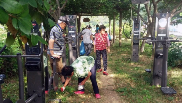 지난 4일 여수 남면 두포마을 어르신들이 마을공원에 모여 청결활동을 하고 있다.
