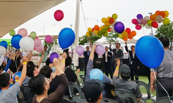 지난 10일 전국의 내일러들이 여수세계박람회장에서 열린 내일로 워터 페스티벌에 참여해 풍선을 날리는 퍼포먼스를 하고 있다.