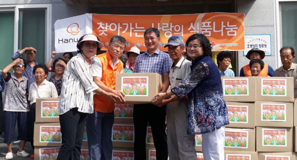 지난 14일 여수 삼일동 호명양지마을 경로당에서 한화케미칼 정비팀이 마련한 식품 전달식이 열리고 있다.