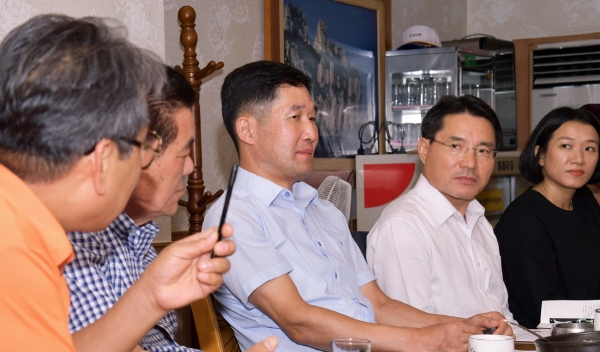 권오봉 여수시장(오른쪽 둘째)이 16일 여서동의 한 식당에서 열린 사랑방 좌담회에서 주민의 의견을 진지하게 듣고 있다.